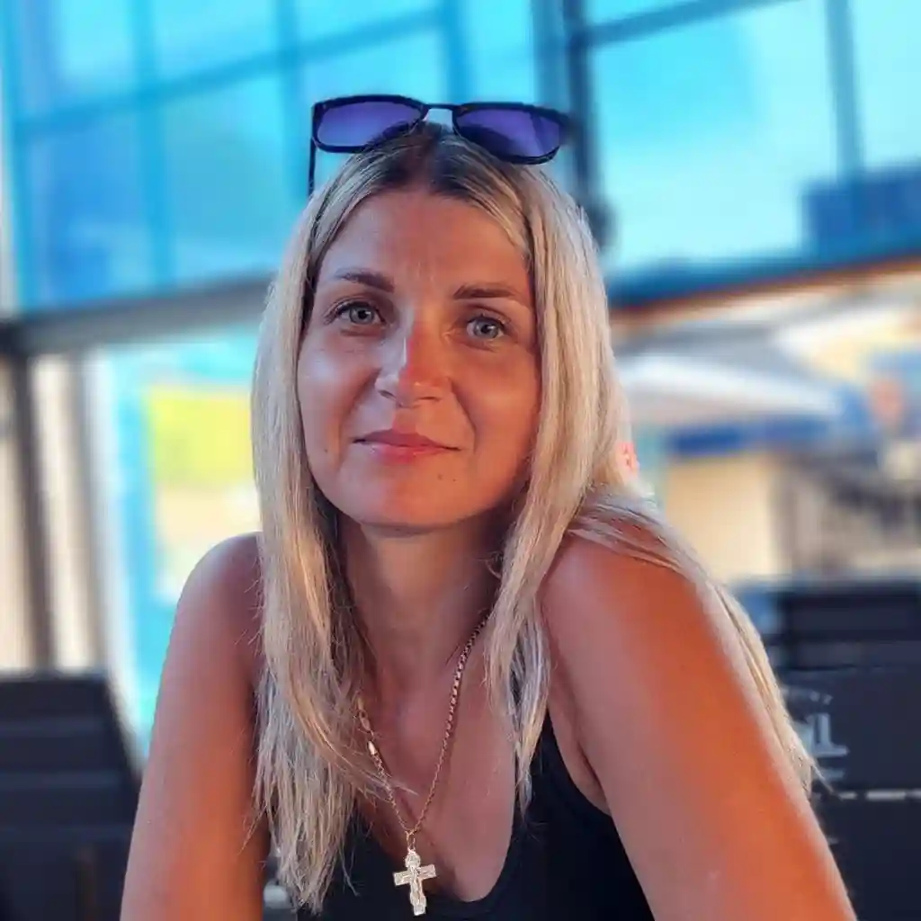 До - Исходное фото для ИИ фотосессии (Студийное фото)